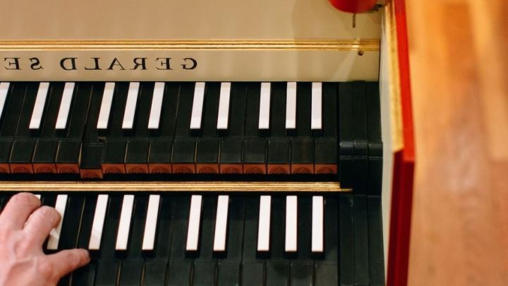 关闭 up on keys of a harpsichord built by 圣安东尼奥 native, Gerald Self